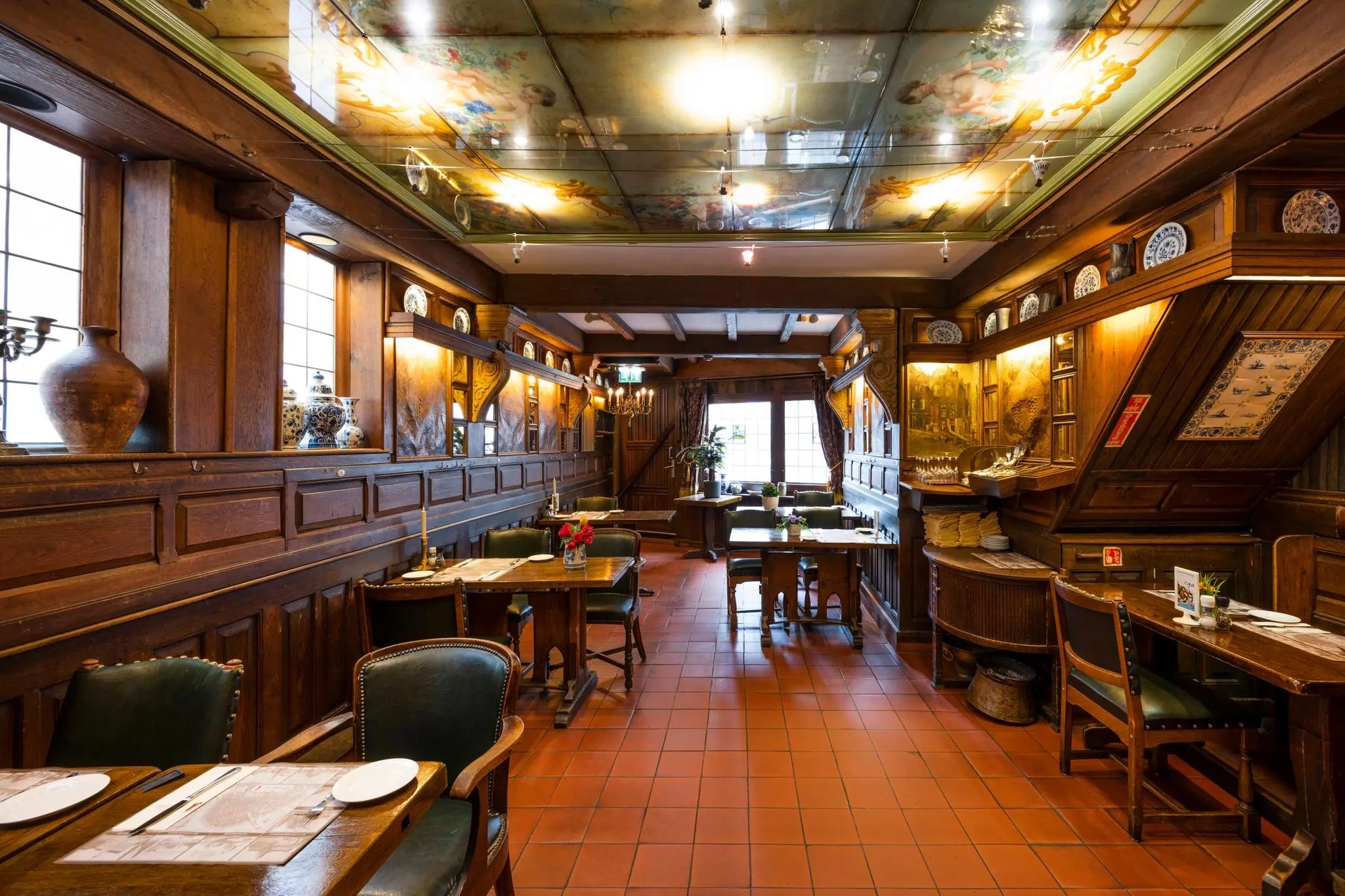 Gezellig, klassiek ingericht restaurant aan de Nieuwezijds Voorburgwal met houten lambrisering, antieke decoratie en geschilderd plafond.